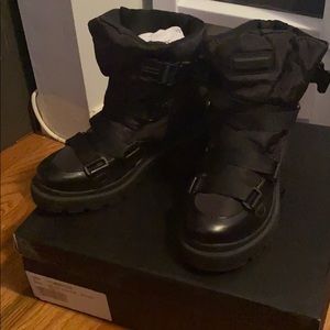 Black boots - Kendall and Kylie